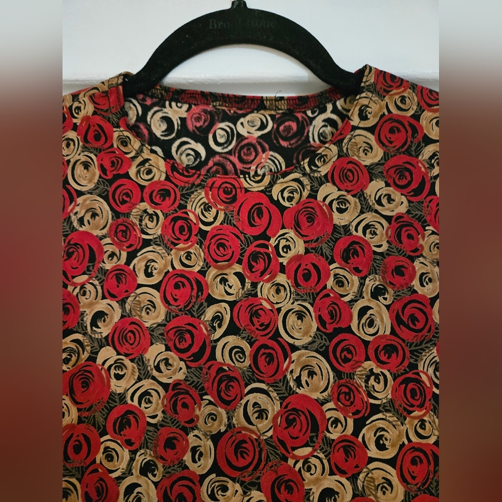 Sleeveless Fitted Rose Design Top Size Small - Picture 3 of 4